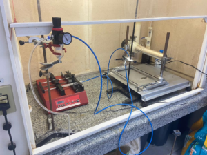 Imagem do equipamento de Blowspinning localizado no laboratório de Fertilidade do Solo da Universidade Federal do Acre.
