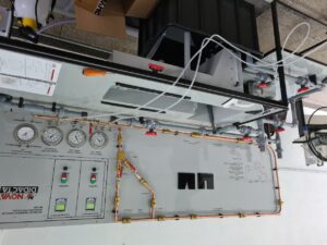 Figura: Escoamento em canal aberto – Laboratório de Fenômenos de Transporte e Hidráulica Ambiental. Medidas de vazão, e perfis de velocidade. Simulações experimentais de escoamentos com comportas, calhas, canais retificados, etc